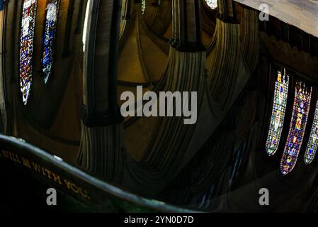 SALISBURY, Großbritannien - 25. AUGUST 2017: Innenraum der Kathedrale von Salisbury mit Fontäne und wunderschöner Reflexion im Wasser aus Buntglasfenstern, Säulen und ce Stockfoto