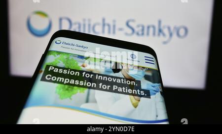 Stuttgart, 17.07.2024: Mobiltelefon mit Website des japanischen Unternehmens Daiichi Sankyo Company Limited vor dem Firmenlogo. Fokus auf Top- Stockfoto