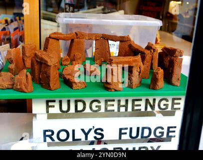 SALISBURY, Großbritannien – 25. AUGUST 2017: Stonehenge aus Fudge („Fudgehenge“) im Schaufenster des Süßwarengeschäfts Roly's Fudge Pantry Stockfoto