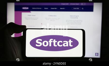 Stuttgart, Deutschland, 04.08.2024: Person mit Mobiltelefon mit Logo des britischen IT-Unternehmens Softcat plc vor der Business-Website. Stockfoto