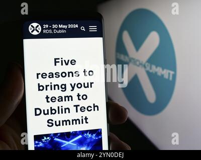 Stuttgart, Deutschland, 18.03.2024: Person, die ein Smartphone hält, mit Webseite der Technologiekonferenz Dublin Tech Summit (DTS) vor dem Logo. Fokus auf ce Stockfoto