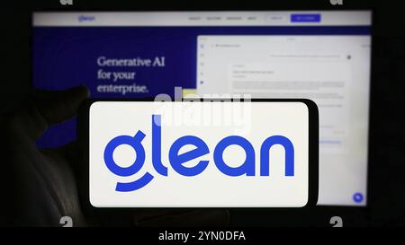 Stuttgart, Deutschland, 28.03.2024: Person mit Mobiltelefon mit Logo der US-amerikanischen KI-Assistenzfirma GLean Technologies Inc. Vor der Business-Webseite. Fo Stockfoto