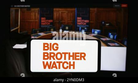 Stuttgart, Deutschland, 04.05.2024: Person mit Handy mit Logo der britischen Wahlkampforganisation Big Brother Watch vor der Webseite. Konzentrieren Sie sich auf Stockfoto