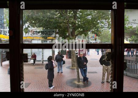 Bay Area Rapid Transit Fahrer warten an Haltestellen in San Francisco, CA. Stockfoto