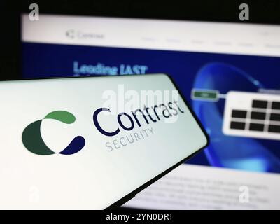 Stuttgart, Deutschland, 14.05.2024: Mobiltelefon mit Logo des amerikanischen Softwareunternehmens Contrast Security Inc. Vor der Business-Website. Konzentrieren Sie sich auf Cent Stockfoto