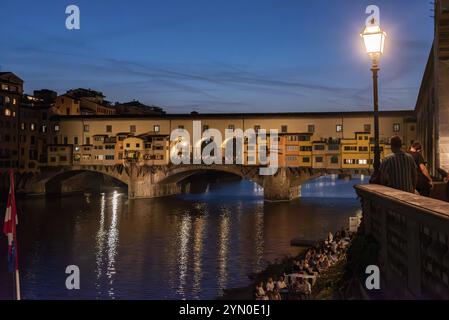 Berühmte Ponte Vecchio in Florenz, beleuchtet bei Nacht, Italien, Europa Stockfoto