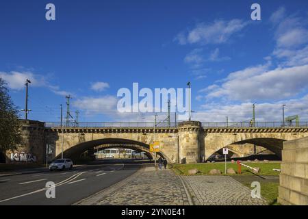 In Dresden werden zwei Brücken über die Elbe zwischen Wilsdruffer Vorstadt und Innere Neustadt als Marienbrücke bezeichnet. Der 434 m lange Steinbogen bridg Stockfoto