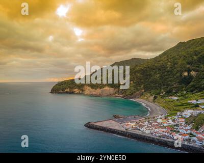 Drohnenansicht des Sonnenuntergangs über den Azoren-Inseln. Ribeira Quente und Praia do Fogo. Landschaft der Küste von Sao Miguel mit grünen Bergen auf den Azoren Stockfoto