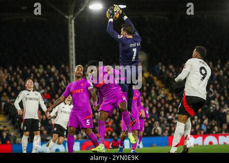 Jose Sa von Wolverhampton Wanderers spart während des Premier League-Spiels Fulham gegen Wolverhampton Wanderers im Craven Cottage, London, Großbritannien, 23. November 2024 (Foto: Izzy Poles/News Images) Stockfoto