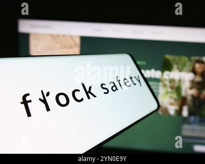 Stuttgart, Deutschland, 06.03.2024: Handy mit Logo des amerikanischen Videoüberwachungsunternehmens Flock Safety vor der Business-Website. Fokus auf Mitte- Stockfoto