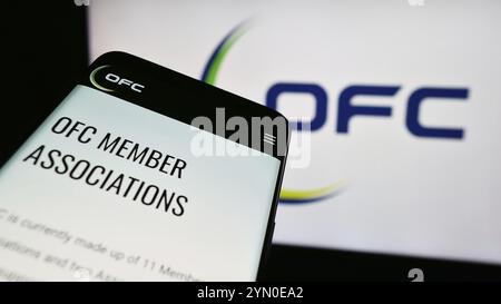 Stuttgart, 25.06.2024: Mobiltelefon mit Webseite des Fußballverbandes Ozeanien (OFC) vor Logo. Fokus oben links von p Stockfoto