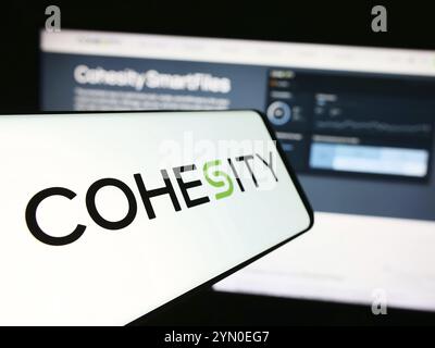 Stuttgart, 21.05.2024: Mobiltelefon mit Logo der amerikanischen Datenverwaltungsgesellschaft Cohesity Inc. Vor der Business-Website. Konzentrieren Sie sich auf die Mitte Stockfoto