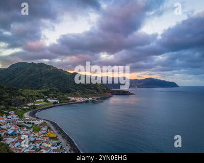 Blick von der Drohne auf Ribeira Quente und Praia do Fogo mit vulkanischem schwarzem Sandstrand. Landschaft der Küste von Sao Miguel mit grünen Bergen auf den Azoren Stockfoto