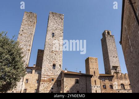 Blick auf die Türme Pettini und Salvucci in San Gimignano, Italien, Europa Stockfoto