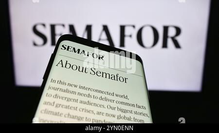 Stuttgart, Deutschland, 03.05.2024: Smartphone mit Webseite des US-Medienunternehmens Semafor Inc. Vor Geschäftslogo. Fokussieren Sie sich oben links auf der Telefonanzeige Stockfoto