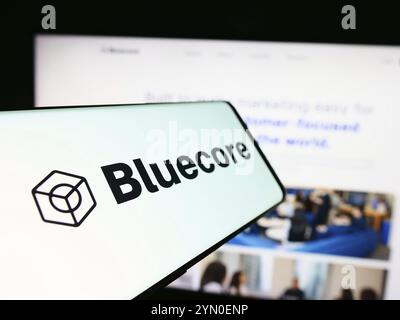 Stuttgart, 17.05.2024: Mobiltelefon mit Logo des amerikanischen Marketing-Technologie-Unternehmens Bluecore Inc. Vor der Business-Website. Konzentrieren Sie sich auf l Stockfoto