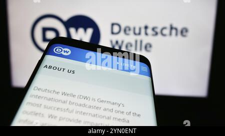 Stuttgart, 10.04.2024: Smartphone mit Website der Deutschen Welle (DW) vor Logo. Fokus oben links von p Stockfoto