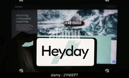 Stuttgart, Deutschland, 14.05.2024: Person, die ein Mobiltelefon mit dem Logo der US-amerikanischen E-Commerce-Inkubator-Plattform-Firma heyday vor der Business-Website hält. Fo Stockfoto