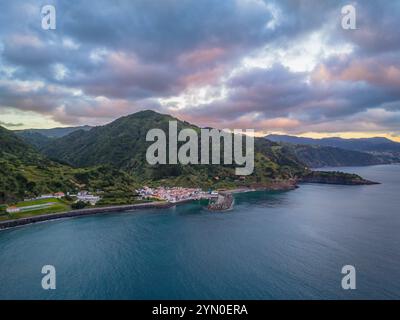 Blick von der Drohne auf Ribeira Quente und Praia do Fogo mit vulkanischem schwarzem Sandstrand. Landschaft der Küste von Sao Miguel mit grünen Bergen auf den Azoren Stockfoto