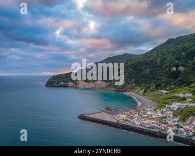 Blick von der Drohne auf Ribeira Quente und Praia do Fogo mit vulkanischem schwarzem Sandstrand. Landschaft der Küste von Sao Miguel mit grünen Bergen auf den Azoren Stockfoto
