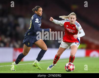 Arsenals Alessia Russo und Juventus' Estelle Cascarino während des Gruppenspiels der UEFA Women's Champions League Gruppe C zwischen Arsenal und Juventus FC im Emirates Stadium in London am Donnerstag, den 21. November 2024. (Foto: Jade Cahalan | MI News) Credit: MI News & Sport /Alamy Live News Stockfoto