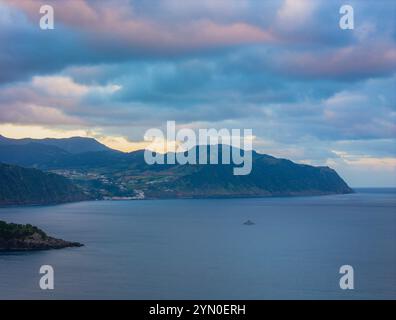 Drohnenansicht des Sonnenuntergangs über den Azoren-Inseln. Ribeira Quente und Praia do Fogo. Landschaft der Küste von Sao Miguel mit grünen Bergen auf den Azoren Stockfoto