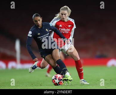 Arsenals Alessia Russo und Juventus' Estelle Cascarino während des Gruppenspiels der UEFA Women's Champions League Gruppe C zwischen Arsenal und Juventus FC im Emirates Stadium in London am Donnerstag, den 21. November 2024. (Foto: Jade Cahalan | MI News) Credit: MI News & Sport /Alamy Live News Stockfoto