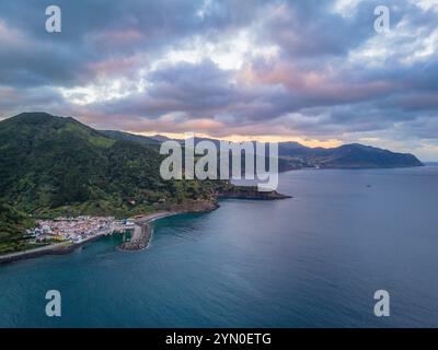 Blick von der Drohne auf Ribeira Quente und Praia do Fogo mit vulkanischem schwarzem Sandstrand. Landschaft der Küste von Sao Miguel mit grünen Bergen auf den Azoren Stockfoto