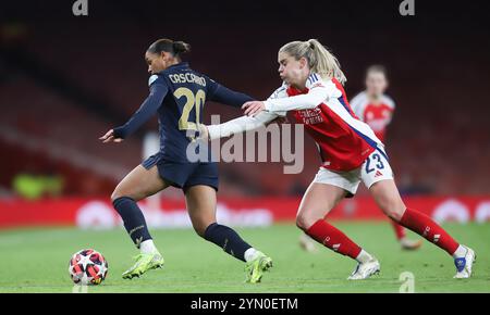 Arsenals Alessia Russo und Juventus' Estelle Cascarino während des Gruppenspiels der UEFA Women's Champions League Gruppe C zwischen Arsenal und Juventus FC im Emirates Stadium in London am Donnerstag, den 21. November 2024. (Foto: Jade Cahalan | MI News) Credit: MI News & Sport /Alamy Live News Stockfoto