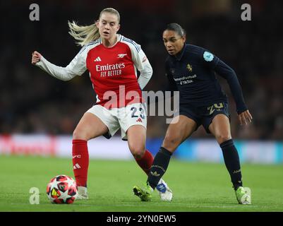 Arsenals Alessia Russo und Juventus' Estelle Cascarino während des Gruppenspiels der UEFA Women's Champions League Gruppe C zwischen Arsenal und Juventus FC im Emirates Stadium in London am Donnerstag, den 21. November 2024. (Foto: Jade Cahalan | MI News) Credit: MI News & Sport /Alamy Live News Stockfoto