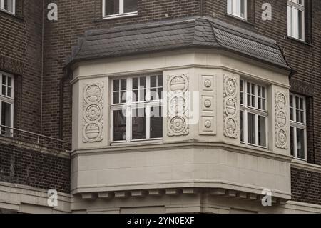 Fenster mit Dekorationen eines über 100 Jahre alten Bürogebäudes Stockfoto