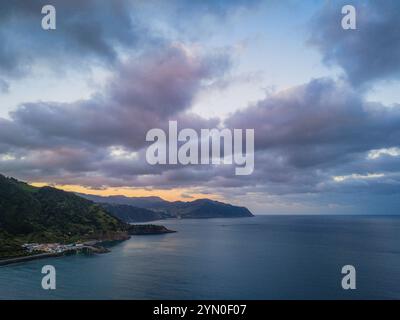 Blick von der Drohne auf Ribeira Quente und Praia do Fogo mit vulkanischem schwarzem Sandstrand. Landschaft der Küste von Sao Miguel mit grünen Bergen auf den Azoren Stockfoto