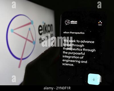 Stuttgart, Deutschland, 06.05.2024: Person mit Handy mit Webseite des US-amerikanischen Biotechnologie-Unternehmens Eikon Therapeutics vor Logo. Konzentrieren Sie sich auf die Mitte Stockfoto