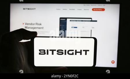 Stuttgart, 14.07.2024: Person, die ein Mobiltelefon mit dem Logo des US-amerikanischen Cybersicherheitsbewertungsunternehmens BitSight Technologies Inc. Vor der Webseite hält. Stockfoto