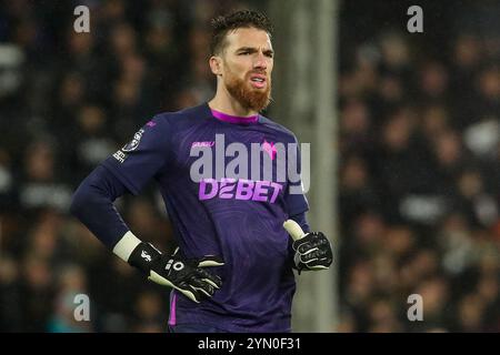 Jose Sa von Wolverhampton Wanderers sieht beim Premier League-Spiel Fulham gegen Wolverhampton Wanderers im Craven Cottage, London, Großbritannien, 23. November 2024 (Foto: Izzy Poles/News Images) Stockfoto