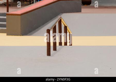 Skateboard-Wetten Handlauf in einem Skatepark in Rio de Janeiro, Brasilien Stockfoto