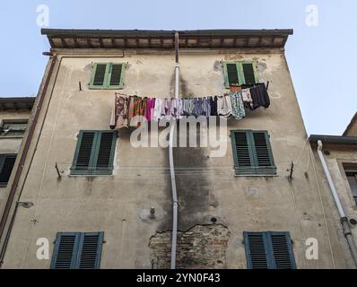 Wäschetrocknung an der Fassade eines alten Hauses in der Toskana, Italien, Europa Stockfoto