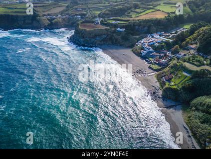 Praia dos Moinhos. Drohnenansicht des vulkanischen schwarzen Sandstrandes in Moinhos Stadt, Sao Miguel, Azoren, Portugal. Atlantikküste Stockfoto