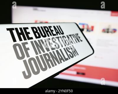 Stuttgart, Deutschland, 13.04.2024: Smartphone mit Organisationslogo des Bureau of Investigative Journalism (TBIJ) vor der Website. Konzentrieren Sie sich auf die Mitte Stockfoto