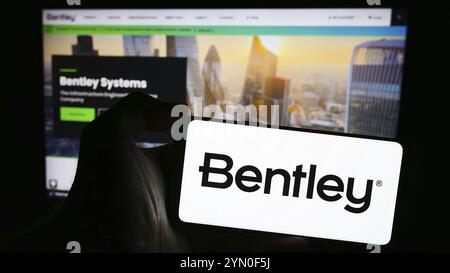 Stuttgart, Deutschland, 26.04.2024: Person, die ein Mobiltelefon mit dem Logo des amerikanischen Softwareunternehmens Bentley Systems Inc. Vor der Business-Webseite hält. Stockfoto