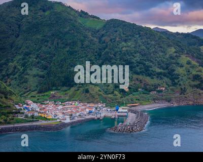 Blick von der Drohne auf Ribeira Quente und Praia do Fogo mit vulkanischem schwarzem Sandstrand. Landschaft der Küste von Sao Miguel mit grünen Bergen auf den Azoren Stockfoto