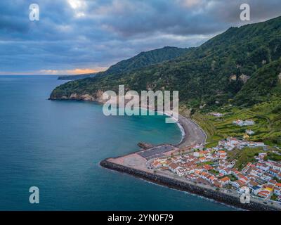 Blick von der Drohne auf Ribeira Quente und Praia do Fogo mit vulkanischem schwarzem Sandstrand. Landschaft der Küste von Sao Miguel mit grünen Bergen auf den Azoren Stockfoto