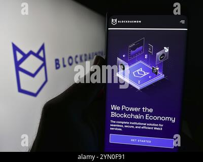 Stuttgart, Deutschland, 03.06.2024: Person, die ein Mobiltelefon hält, mit Webseite des Blockchain-Softwareunternehmens Blockdaemon Inc. Vor dem Logo. Konzentrieren Sie sich auf die Mitte Stockfoto