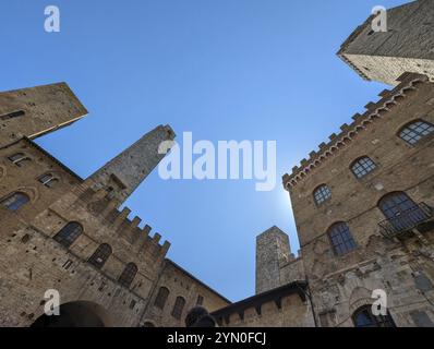 Weitwinkelblick auf die Piazza del Duomo in San Gimignano, Italien, Europa Stockfoto