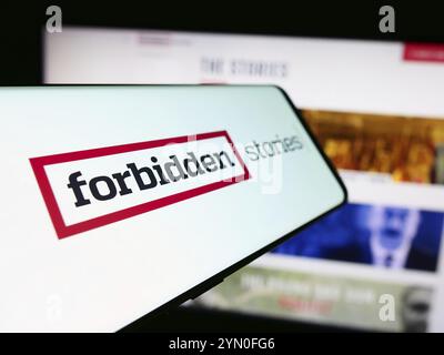 Stuttgart, 13.04.2024: Smartphone mit Logo der investigativen Journalismusorganisation Forbidden Stories vor der Website. Fokus auf Mitte-l Stockfoto