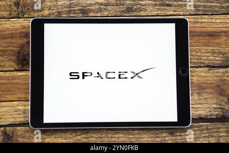 SpaceX-Logo auf dem Smartphone-Bildschirm. SpaceX ist ein US-amerikanischer Hersteller von Luft- und Raumfahrtunternehmen. Space Exploration Technologies Corp-D Stockfoto