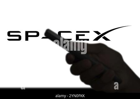 SpaceX-Logo auf dem Smartphone-Bildschirm. SpaceX ist ein US-amerikanischer Hersteller von Luft- und Raumfahrtunternehmen. Space Exploration Technologies Corp-D Stockfoto