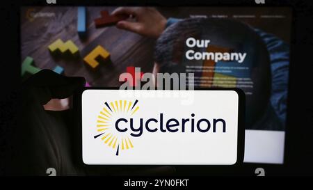 Stuttgart, Deutschland, 05-02-2024: Person mit Mobiltelefon mit Logo des US-amerikanischen biopharmazeutischen Unternehmens Cyclerion Therapeutics Inc. Vor der Webseite. Fo Stockfoto