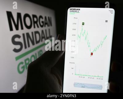 Stuttgart, 25.03.2024: Person, die ein Mobiltelefon hält, mit Website des britischen Bauunternehmens Morgan Sindall Group plc vor dem Logo. Fokus Stockfoto