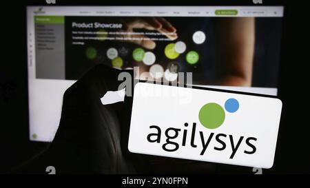 Stuttgart, Deutschland, 28.04.2024: Person, die ein Smartphone mit dem Logo des US-amerikanischen Softwareunternehmens Agilysys Inc. Vor der Website hält. Konzentrieren Sie sich auf Phon Stockfoto